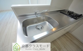 調理スペース＆シンク　※室内写真は102号室のものです。