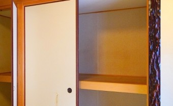押入