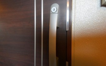 ダブルロックドア
