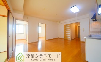 ゆとりの12.4帖のリビングダイニング♪※同マンション別室の反転タイプです。