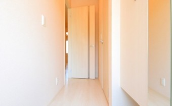 玄関　※室内写真は101号室です。参考にご覧ください。