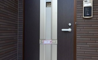 玄関ドア※同ハイツ別タイプの写真です
