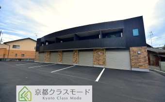 外観　シャッター付ガレージ＆屋外ガレージ