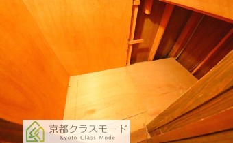 階段横の収納（内部）