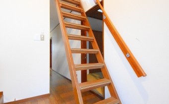 天井部屋へ