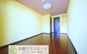 広々8帖のお部屋です♪シックな雰囲気です。
