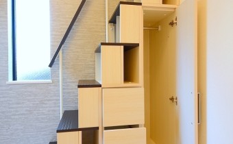 収納付きの階段