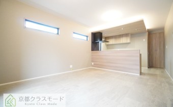 「東向き」バルコニーと南側の窓からの光が入って明るい室内です♪
